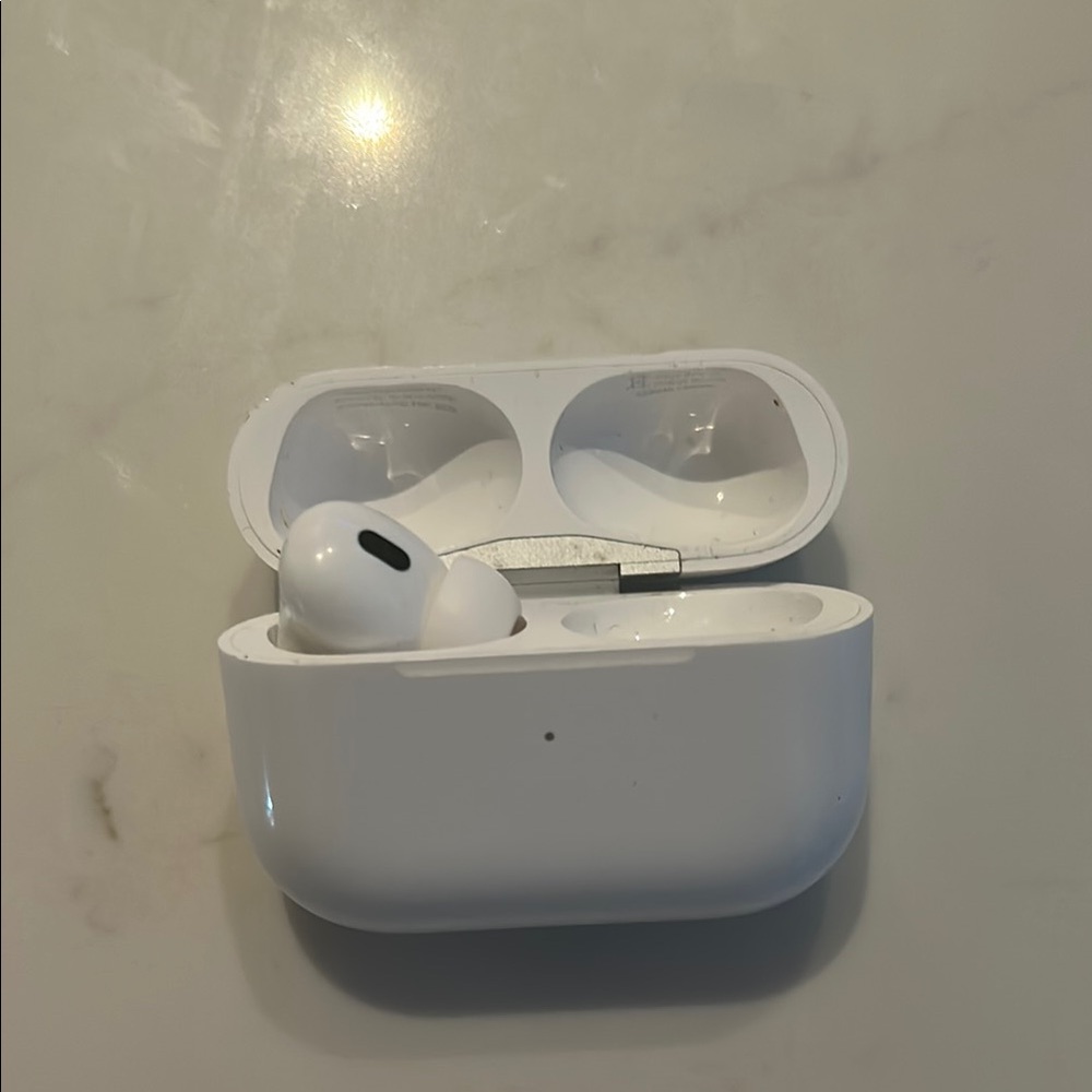 Apple White Wireless Earbuds with Charging Case